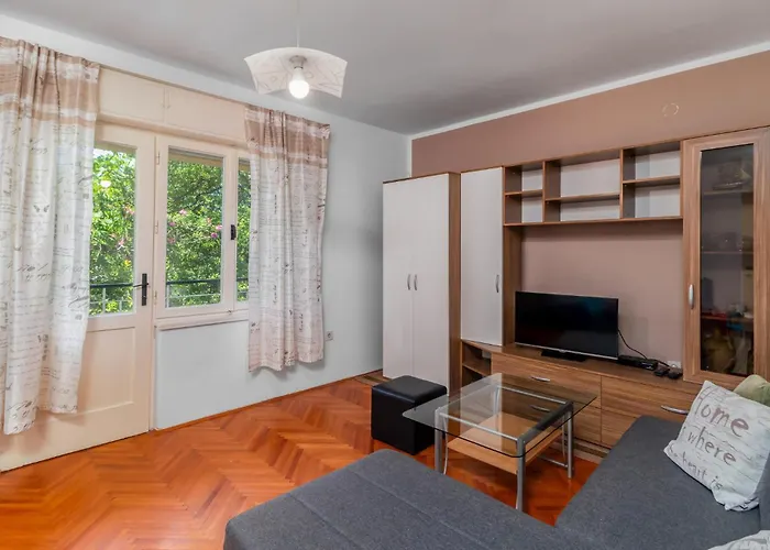 4 Bedroom Amazing In יאדראנובו