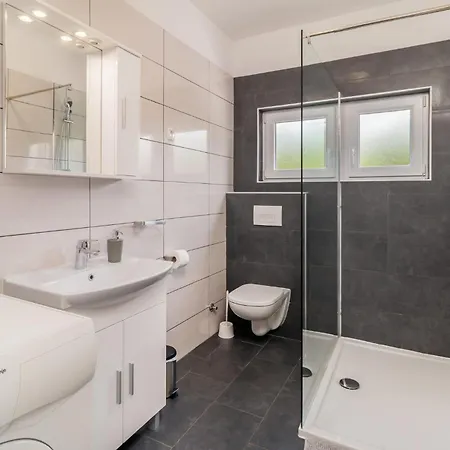 Feriehus 4 Bedroom Amazing In Jadranovo