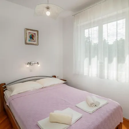 4 Bedroom Amazing In Feriehus Jadranovo