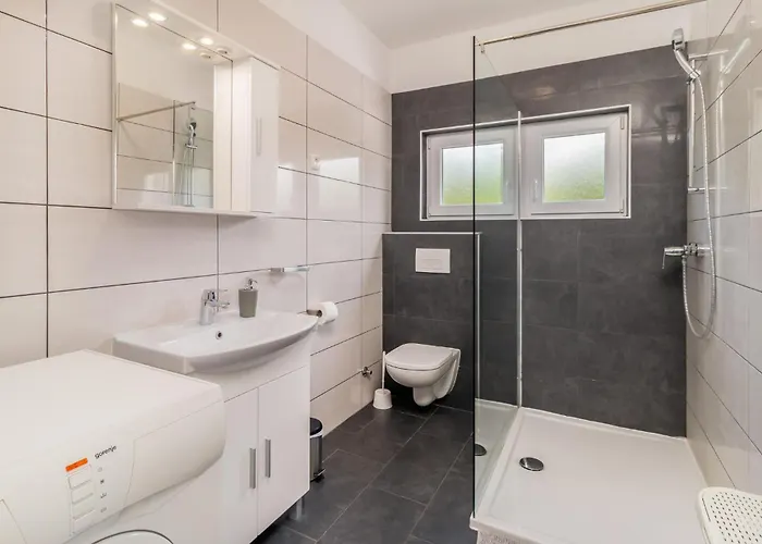 Semesterbostad 4 Bedroom Amazing In Jadranovo